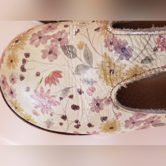 T-straps - Picture 3 of 10